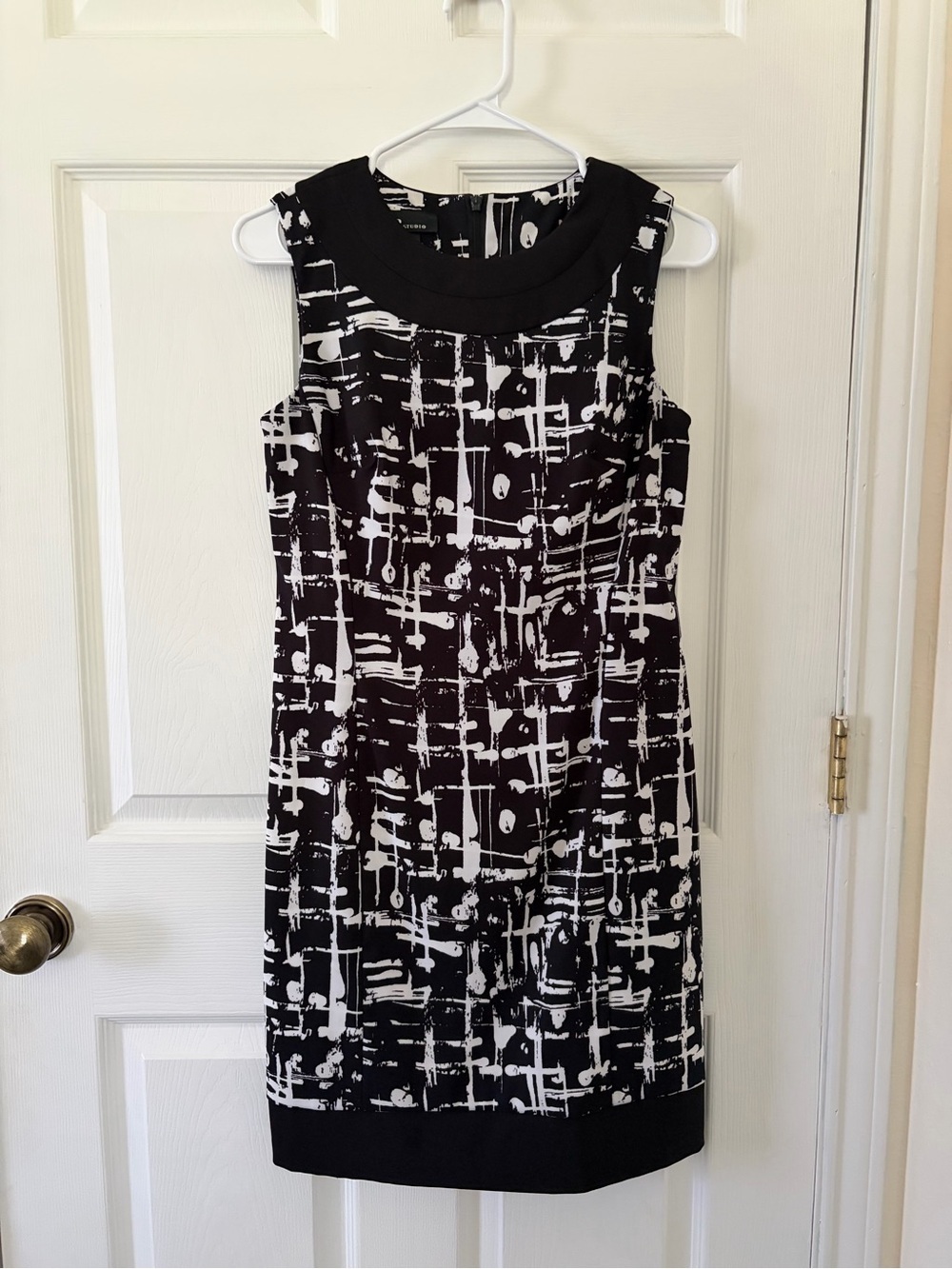 AB Studio Black and White Abstract Print Sleeveless Dress